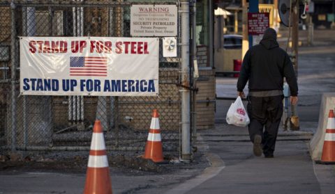 Guerra comercial à espreita: Trump sobretaxa aço e alumínio de aliados