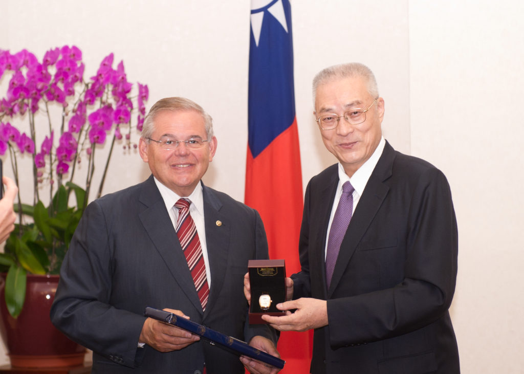 (Arquivo) Senador Robert Menendez e o então vice-presidente de Taiwan, Wu Dunyi, em 19 ago. 2013 (Crédito: Assessoria de imprensa do Comitê de Relações Exteriores do Senado dos EUA)