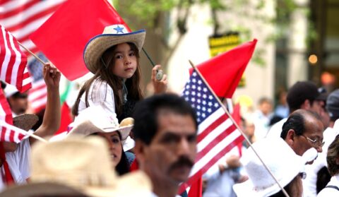 Democratas e Republicanos organizam cadeias de comunicação para disputar voto latino