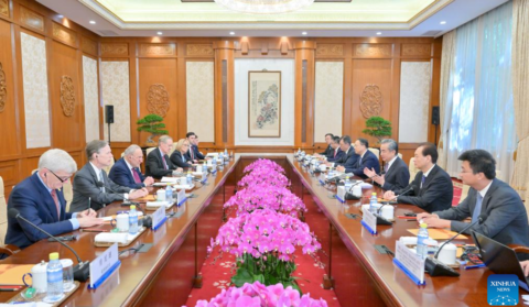 Em meio à crise política doméstica, delegação de senadores dos EUA visita presidente da China