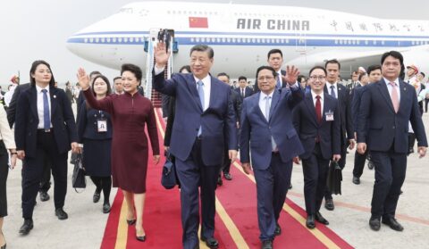 Xi Jinping reforça relações bilaterais em visita oficial ao Vietnã em contraposição aos EUA