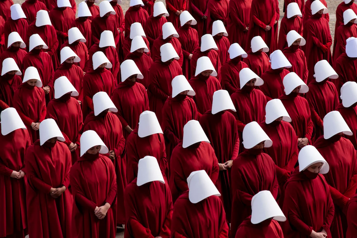 A precariedade da vida das mulheres nos EUA e os ecos distópicos de Gilead 