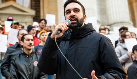 Zohran Mandami, que não foge do rótulo de socialista, larga na frente para a prefeitura de NY