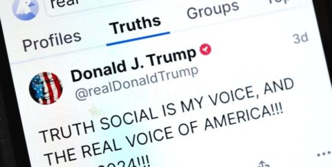 '​​​O Gafanhoto torna-se pesado': a rede Truth Social como realidade alternativa em Trump 2.0