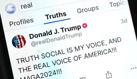 '​​​O Gafanhoto torna-se pesado': a rede Truth Social como realidade alternativa em Trump 2.0